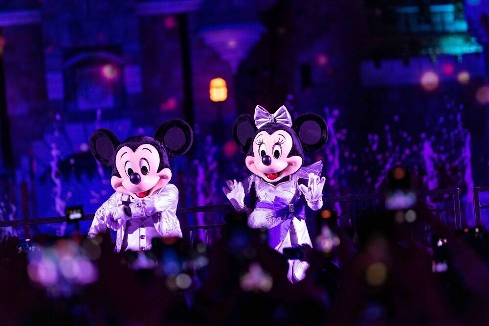 跨年倒數派對|米奇、米妮等迪士尼角色與旅客一同倒數
