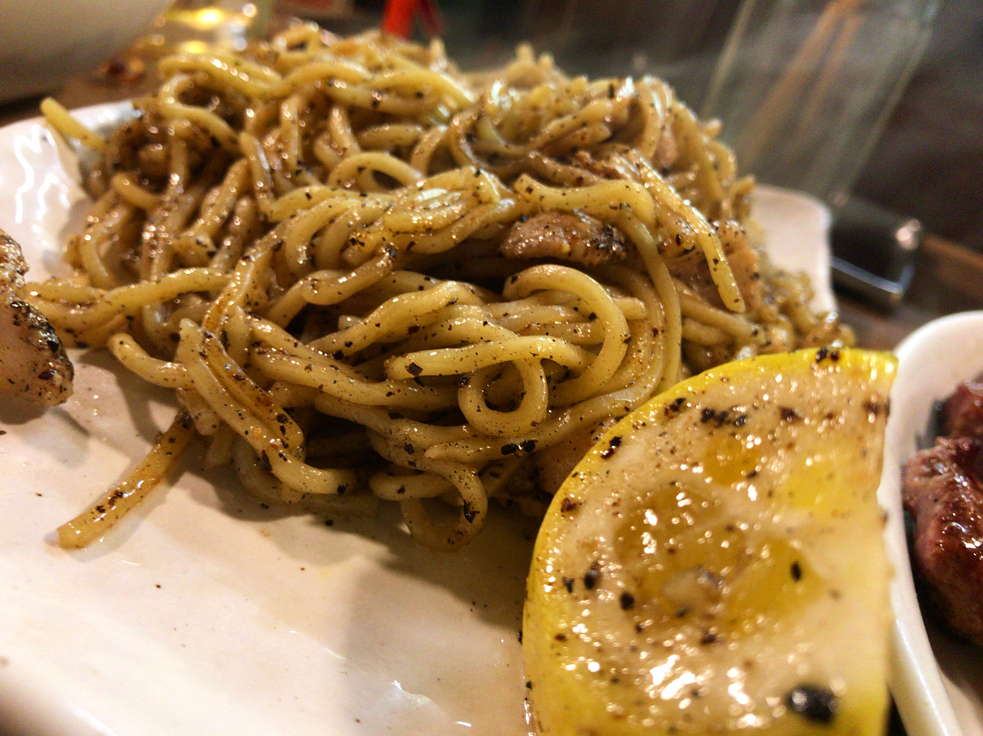 深夜串燒!新宿思出橫丁必食推介!もつ焼き ウッチャン - 黑胡椒檸檬炒麵