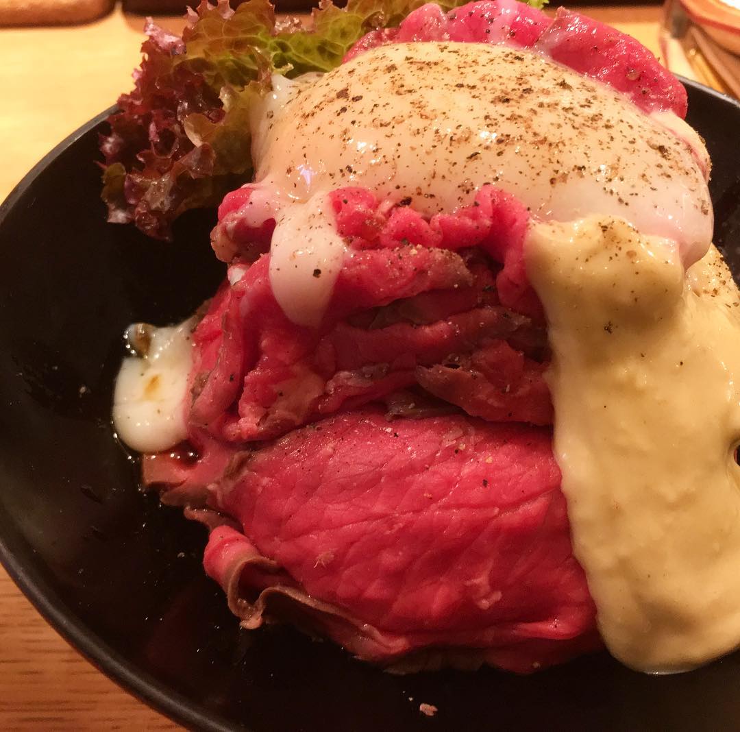 口水直流！山一樣高的牛肉+半熟溫泉蛋！東京烤牛肉丼三選 GOU STAND