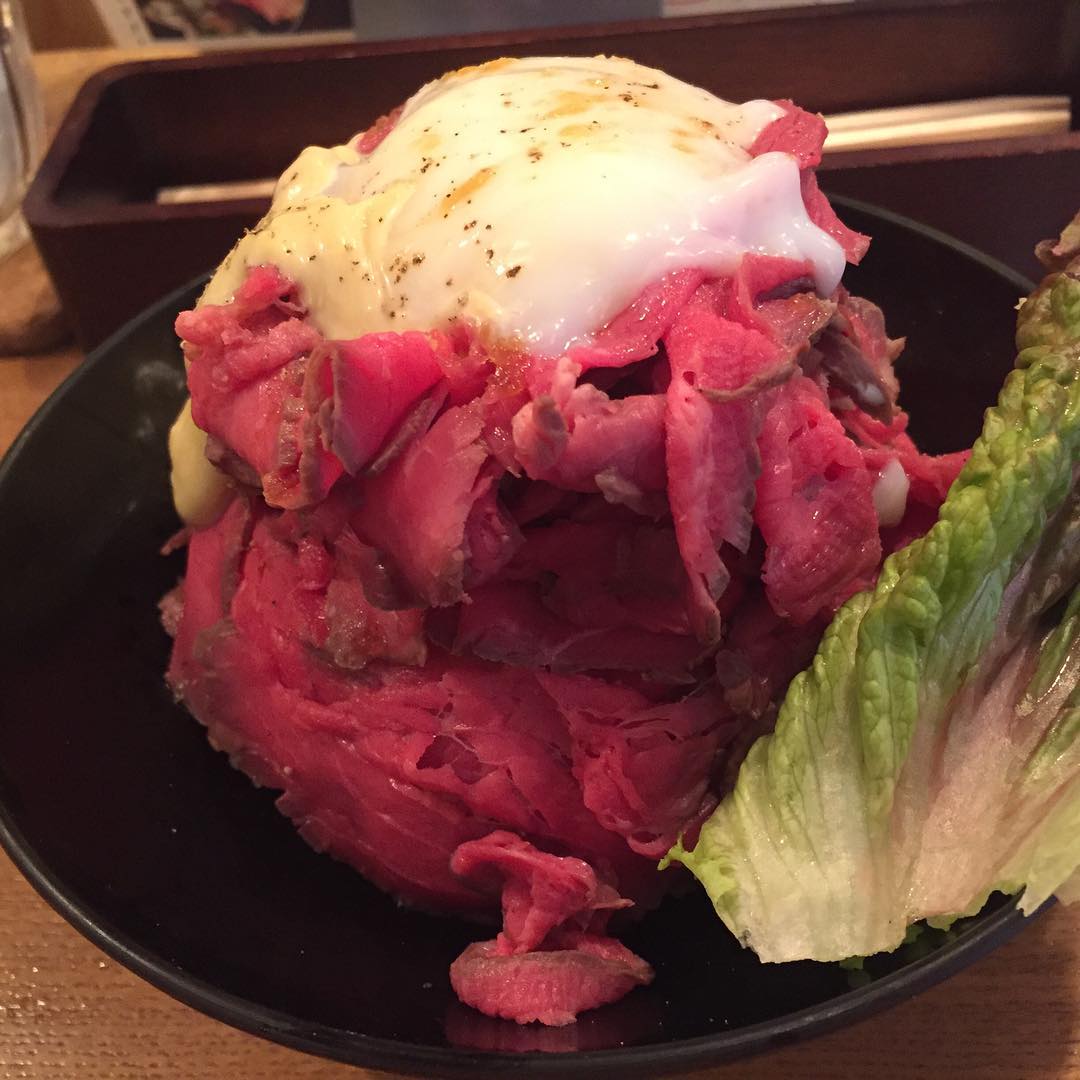 口水直流！山一樣高的牛肉+半熟溫泉蛋！東京烤牛肉丼三選 GOU STAND
