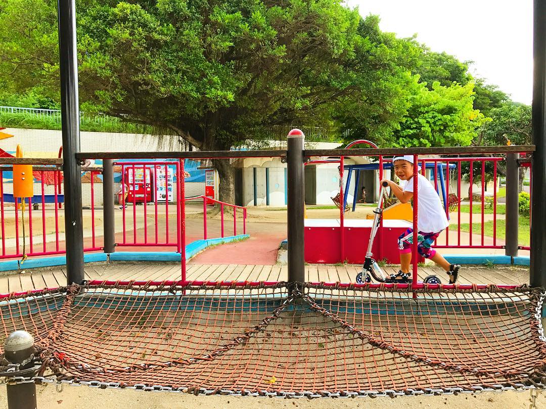 暢「溜」沖繩最長滑梯 @舊海軍壕公園
