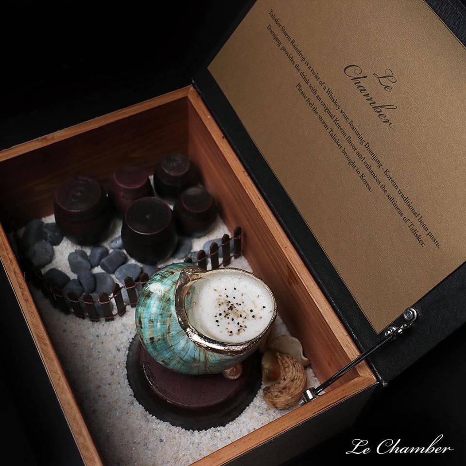 首爾夜生活必去酒吧推薦清潭洞酒吧Le Chamber，隱身在一般大樓的地下室，復古時尚成為許多當地人的首爾好去處