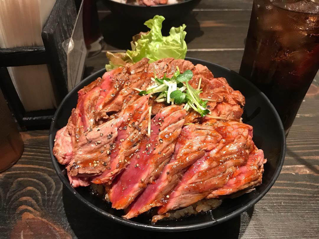 口水直流！山一樣高的牛肉+半熟溫泉蛋！東京烤牛肉丼三選 Red Rock