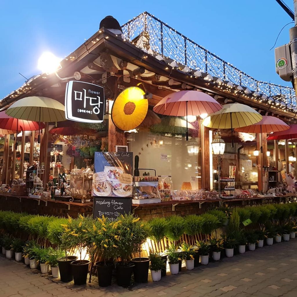 首爾Cafe 首爾咖啡廳 益善洞Cafe 益善洞咖啡廳 首爾文青打卡 益善洞文青打卡 植物(식물)Hotel SEINE(세느장)東柏洋果店(동백양과점)庭院鮮花咖啡(마당플라워카페)鬼怪