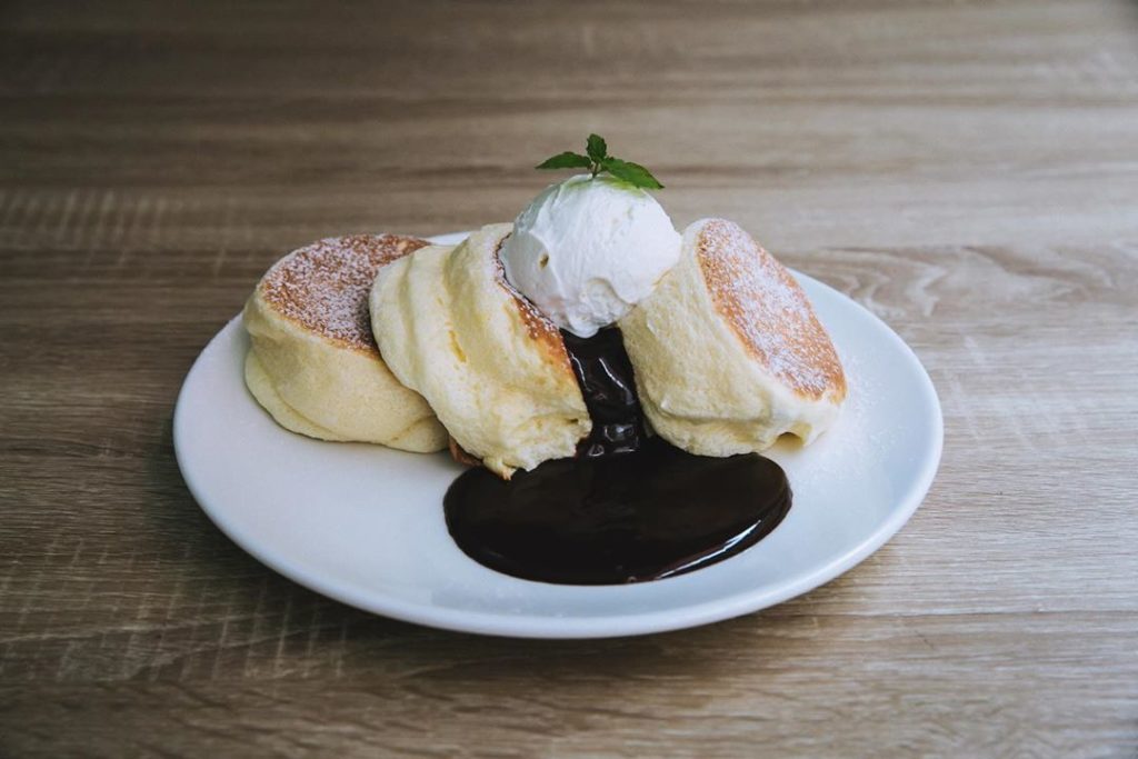 入口鬆餅 台中下午茶 台中甜點 台中舒芙蕾 台中鬆餅 厚Pancake 樂丘廚房 梳乎厘班戟 舒芙蕾鬆餅 home home Kichi ONE PUNCH 一拳咖啡PANCAKE