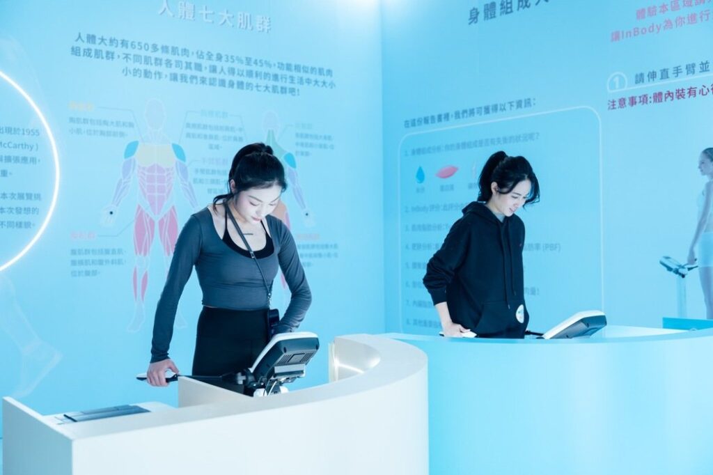 觀眾使用智能手環參與《AI SPORT運動體驗展》中的極限運動競賽,場景充滿活力。