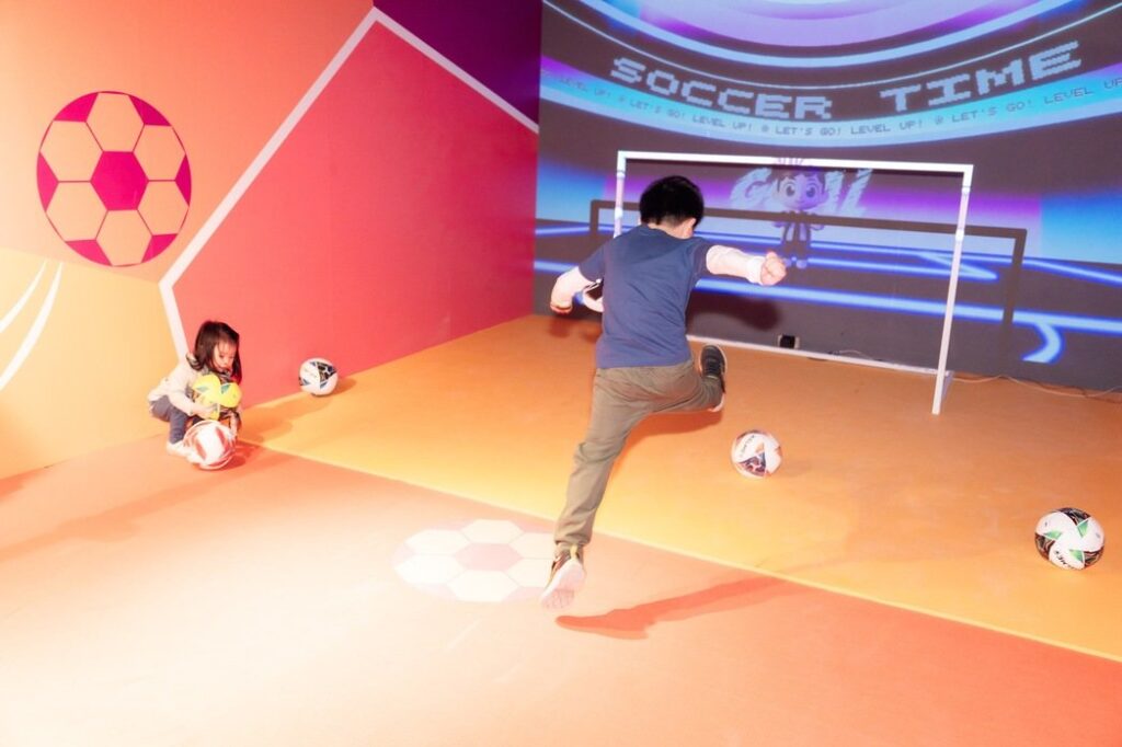 觀眾使用智能手環參與《AI SPORT運動體驗展》中的極限運動競賽,場景充滿活力。