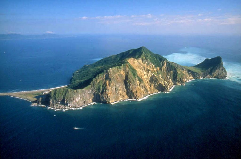 宜蘭景點龜山島是台灣尚存的活火山，從每個角度看龜山島的形狀都略有不同