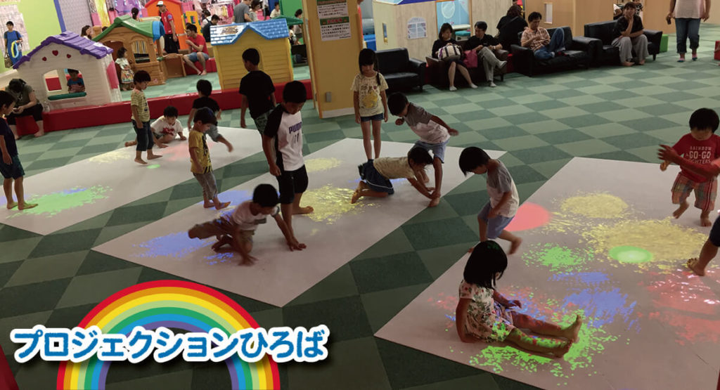 福岡親子必去景點：福岡夢幻兒童遊樂園是日本最大型全天候室內家庭式遊樂場。樂園裡面設有大型氣墊設施、兒童賽車區、遊戲區、兒童扮裝區、活動廣場區、堆砂區、紀念照攝影區、迷你溜滑梯區等遊樂設施。