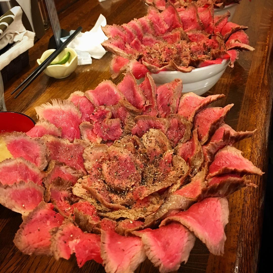 口水直流！山一樣高的牛肉+半熟溫泉蛋！東京烤牛肉丼三選 がぶ