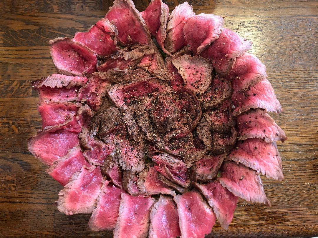 口水直流！山一樣高的牛肉+半熟溫泉蛋！東京烤牛肉丼三選 がぶ