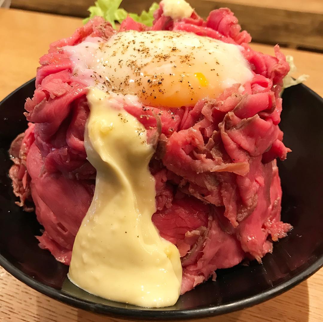 口水直流！山一樣高的牛肉+半熟溫泉蛋！東京烤牛肉丼三選 GOU STAND