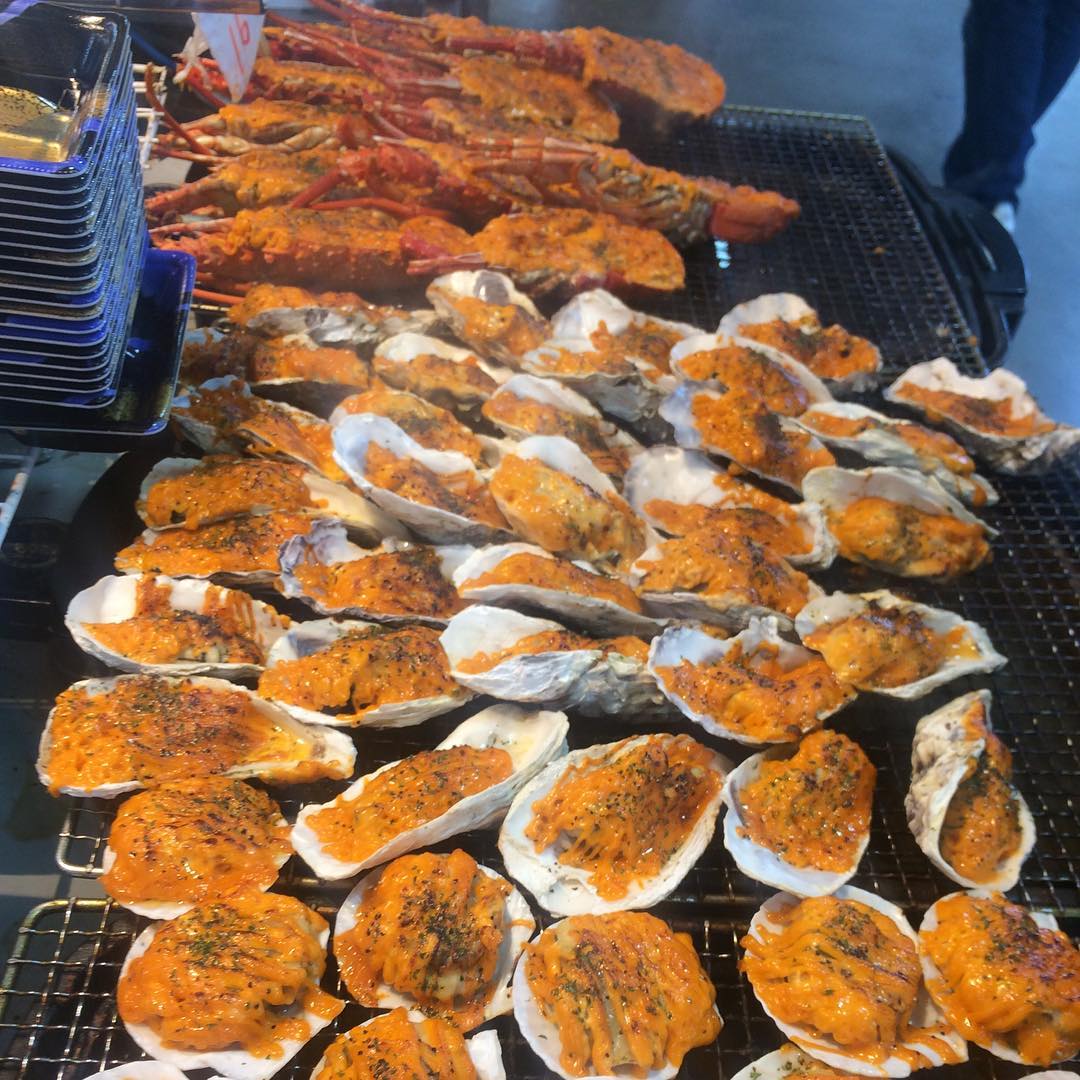 沖繩市場 系滿魚市場 Itoman fish market 烤龍蝦 烤蠔 海膽 沖繩海鮮 沖繩美食 沖繩必食