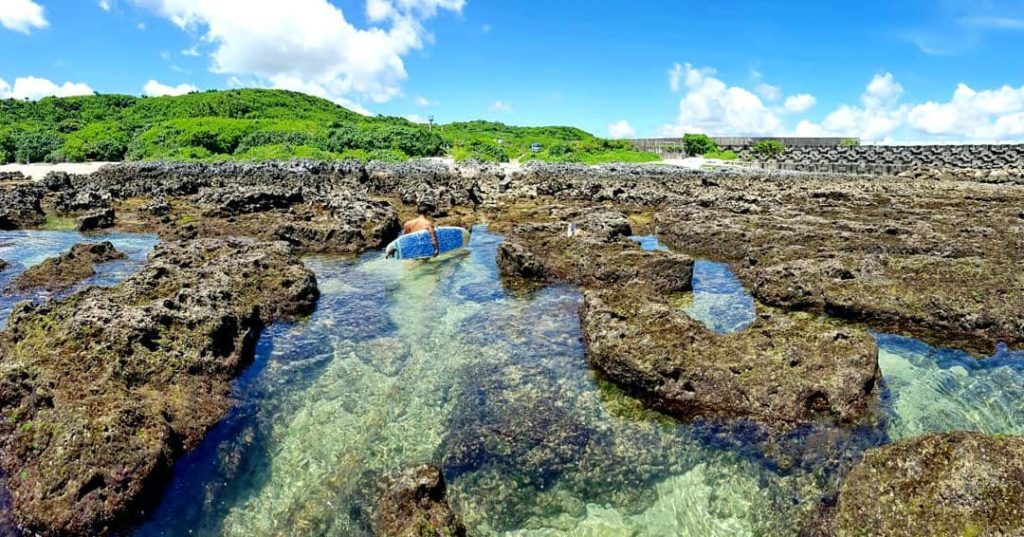 墾丁浮潛好去處後壁湖潛水推介。後壁湖水質清澈、礁岩風光美麗、擁有豐富多元的海洋生態非常適合墾丁旅人去潛水