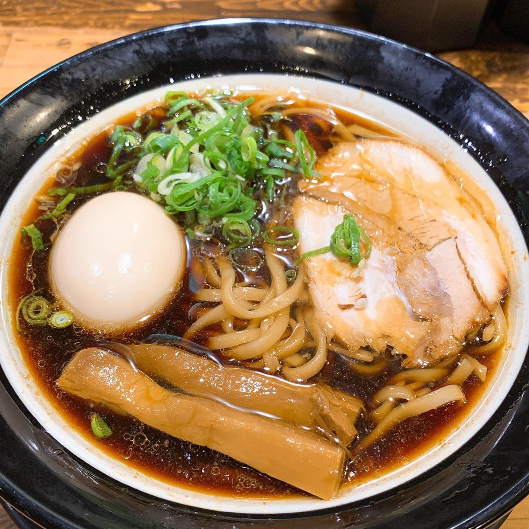 心齋橋拉麵 道頓堀拉麵 黑醬油拉麵:金久右衛門 道頓堀店【大阪深夜美食】大阪道頓堀深夜營業拉麵店6選!