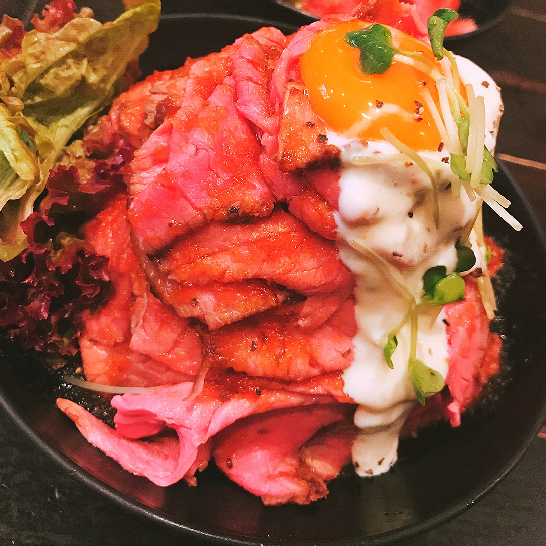 口水直流!山一樣高的牛肉+半熟溫泉蛋!東京烤牛肉丼三選 Red Rock