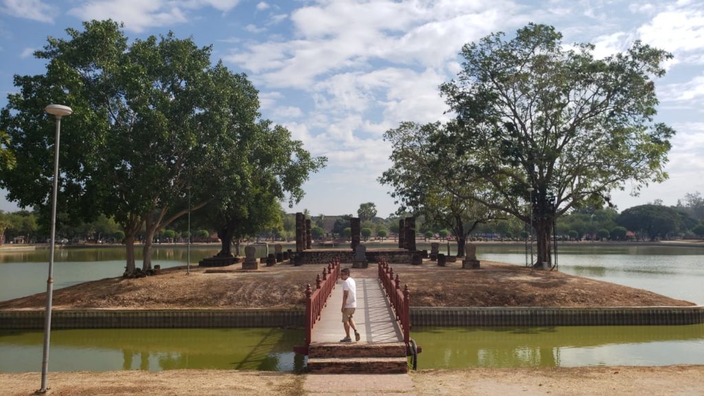 西春寺(Wat Si Chum) 世界文化遺產 素可泰古城 sukothai 素可泰必去 素可泰景點 素可泰行程 素可泰一天遊 素可泰歷史遺跡公園(Sukhothai Historical Park)