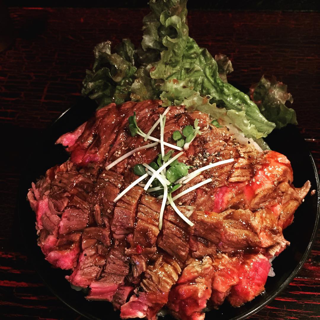 口水直流！山一樣高的牛肉+半熟溫泉蛋！東京烤牛肉丼三選 Red Rock