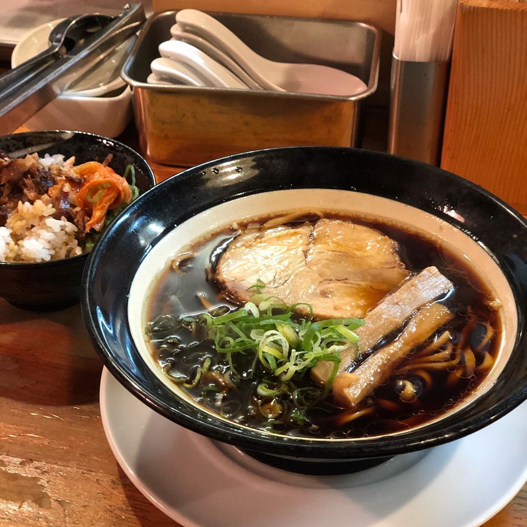 心齋橋拉麵 道頓堀拉麵 黑醬油拉麵:金久右衛門 道頓堀店【大阪深夜美食】大阪道頓堀深夜營業拉麵店6選!