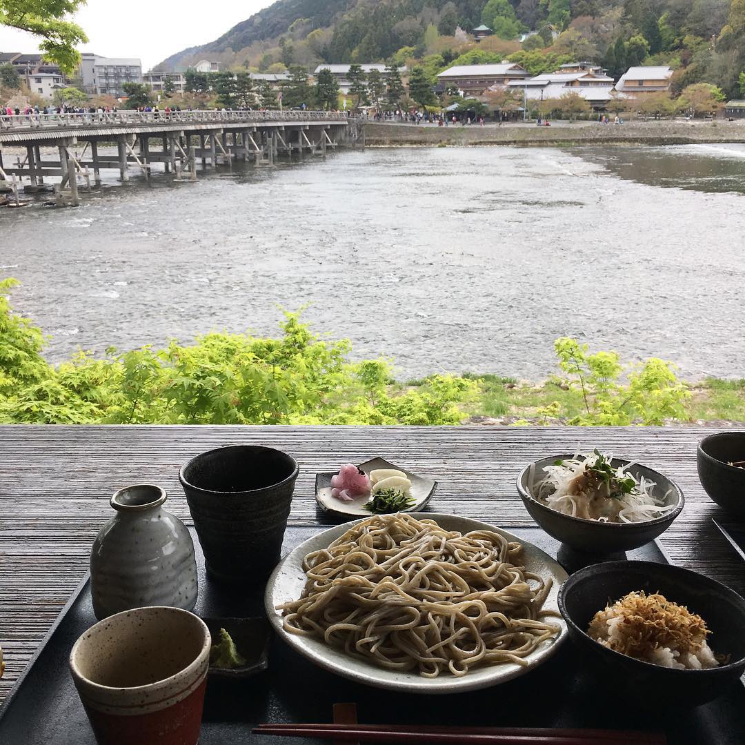 嵐山美食推介：嵐山よしむら(嵐山YOSHIMURA) 可以欣賞大堰川和渡月橋的景緻