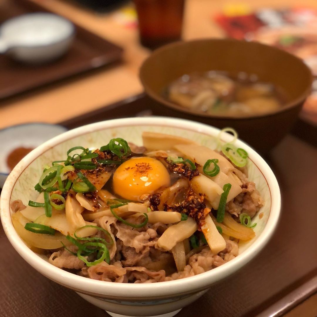 日本 便宜 丼飯 日本 便宜 牛丼 日本 便宜 天丼 日本 便宜 迴轉壽司 日本 便宜 餐廳日本 便宜 美食 日本 便宜 壽司 日本 便宜 拉麵 日本 便宜 烏冬 日本 便宜 咖哩 東京早餐 大阪早餐 沖繩早餐 九州早餐 北海道早餐 天丼Tenya 天丼てんや Go Go Curry ゴーゴーカレー 和幸豬排 いなば和幸 花丸烏冬麵 はなまるうどん Sanuko Udon HANAMARU なか卯Nakau 藏壽司 くら寿司 Joyfull 日高屋 食其家 すき家 Sukiya 日本 24小時營業 東京宵夜 大阪宵夜 九州宵夜 沖繩宵夜 北海道宵夜 松屋 天丼 牛丼 拉麵 咖喱 咖喱飯 烏冬 日本自由行 日本遊 日本美食 日本必吃 日本必食 日本連鎖餐廳 日本快餐店 窮遊 日本 窮遊 東京 窮遊 大阪 窮遊 九州 窮遊 北海道 窮遊 沖繩