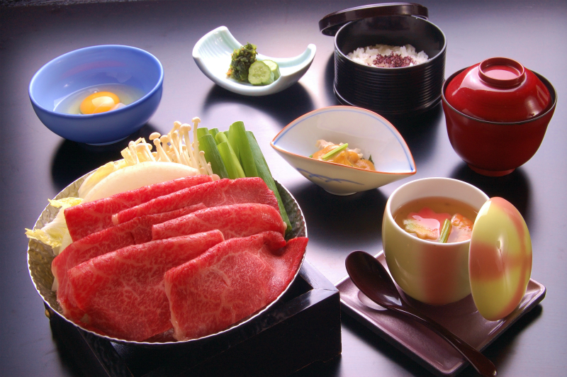 すき焼御膳（1,800円；税込1,944円）