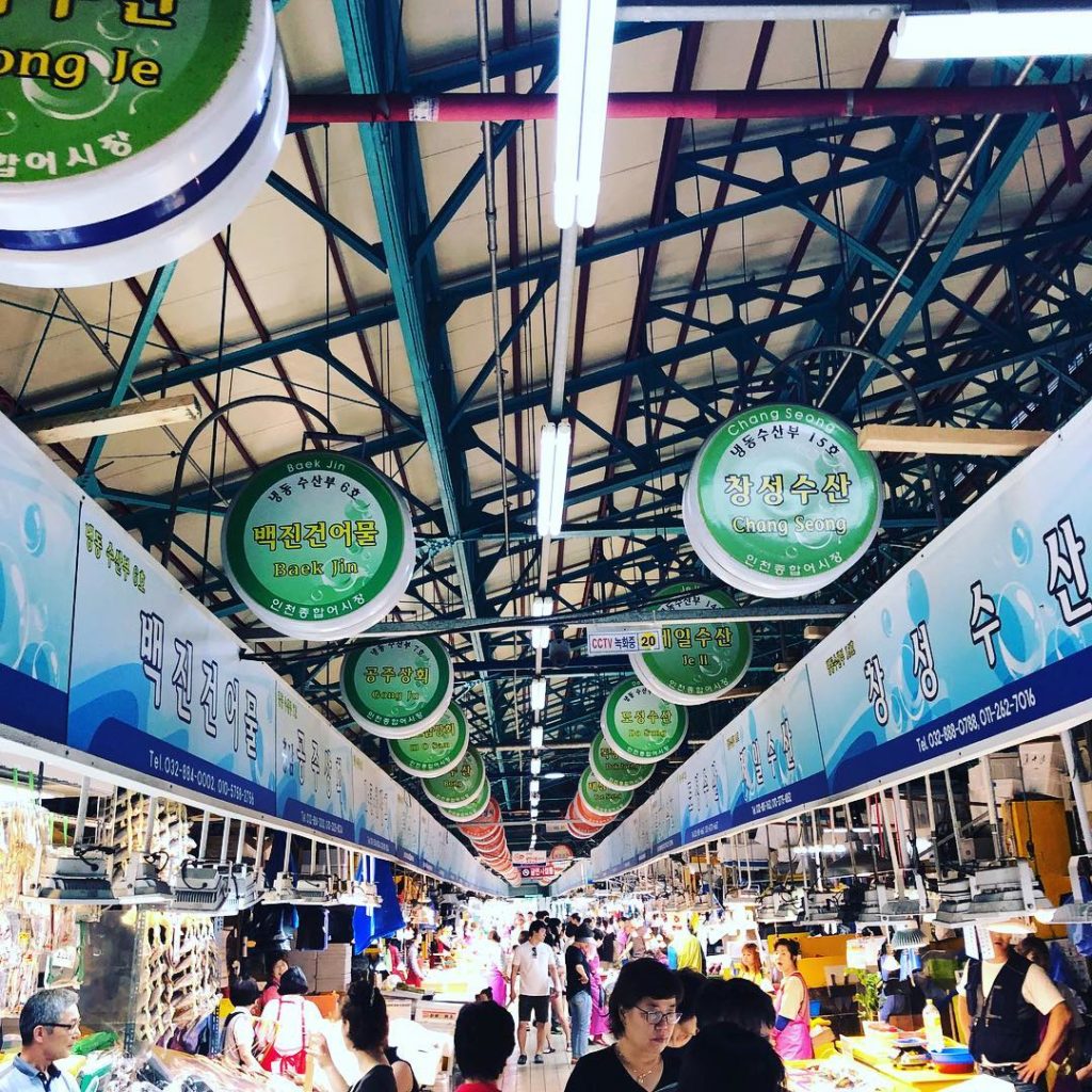 仁川綜合魚市場｜韓國 Korea 韓國必食 韓國必吃 韓國必到 韓國必去 韓國必買 韓國必掃 韓國自由行 韓國行程 韓國行程包 韓國懶人包 韓國好去處 韓國景點 韓國必到景點 韓國必去景點 韓國美食 韓國交通 韓國攻略 韓國自由行行程 韓國自由行行程推薦 韓國必食2019 韓國必吃2019 韓國必到2019 韓國必去2019 韓國必買2019 韓國必掃2019 韓國自由行2019 韓國行程2019 韓國行程包2019 韓國懶人包2019 韓國好去處2019 韓國景點2019 韓國必到景點2019 韓國必去景點2019 韓國美食2019 韓國交通2019 韓國攻略2019 韓國自由行行程2019 韓國自由行行程推薦2019 首爾 Seoul 首爾必食 首爾必吃 首爾必到 首爾必去 首爾必買 首爾必掃 首爾自由行 首爾行程 首爾行程包 首爾懶人包 首爾好去處 首爾景點 首爾必到景點 首爾必去景點 首爾美食 首爾交通 首爾攻略 首爾自由行行程 首爾自由行行程推薦 首爾必食2019 首爾必吃2019 首爾必到2019 首爾必去2019 首爾必買2019 首爾必掃2019 首爾自由行2019 首爾行程2019 首爾行程包2019 首爾懶人包2019 首爾好去處2019 首爾景點2019 首爾必到景點2019 首爾必去景點2019 首爾美食2019 首爾交通2019 首爾攻略2019 首爾自由行行程2019 首爾自由行行程推薦2019 首爾市場 首爾魚市場 首爾漁市場 首爾魚市場帝王蟹 首爾漁市場帝王蟹 首爾魚市場松葉蟹 首爾漁市場松葉蟹 首爾魚市場生魚片 首爾漁市場生魚片 首爾帝王蟹 首爾松葉蟹 首爾生魚片 鷺梁津水產市場 노량진수산물도매시장 麻浦農水產物市場 마포농수산물시장 可樂市場 가락시장 仁川綜合魚市場 인천종합어시장 仁川綜合魚市場2019 仁川綜合魚市場餐廳 仁川綜合魚市場2017 首爾魚市場 仁川海邊食海鮮 可樂市場 麻浦水產市場 仁川景點 仁川魚市場交通 麻浦農水產物市場2019