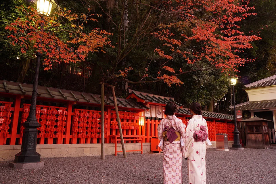 京都最受歡迎的旅遊景點 - 伏見稻荷大社的紅葉