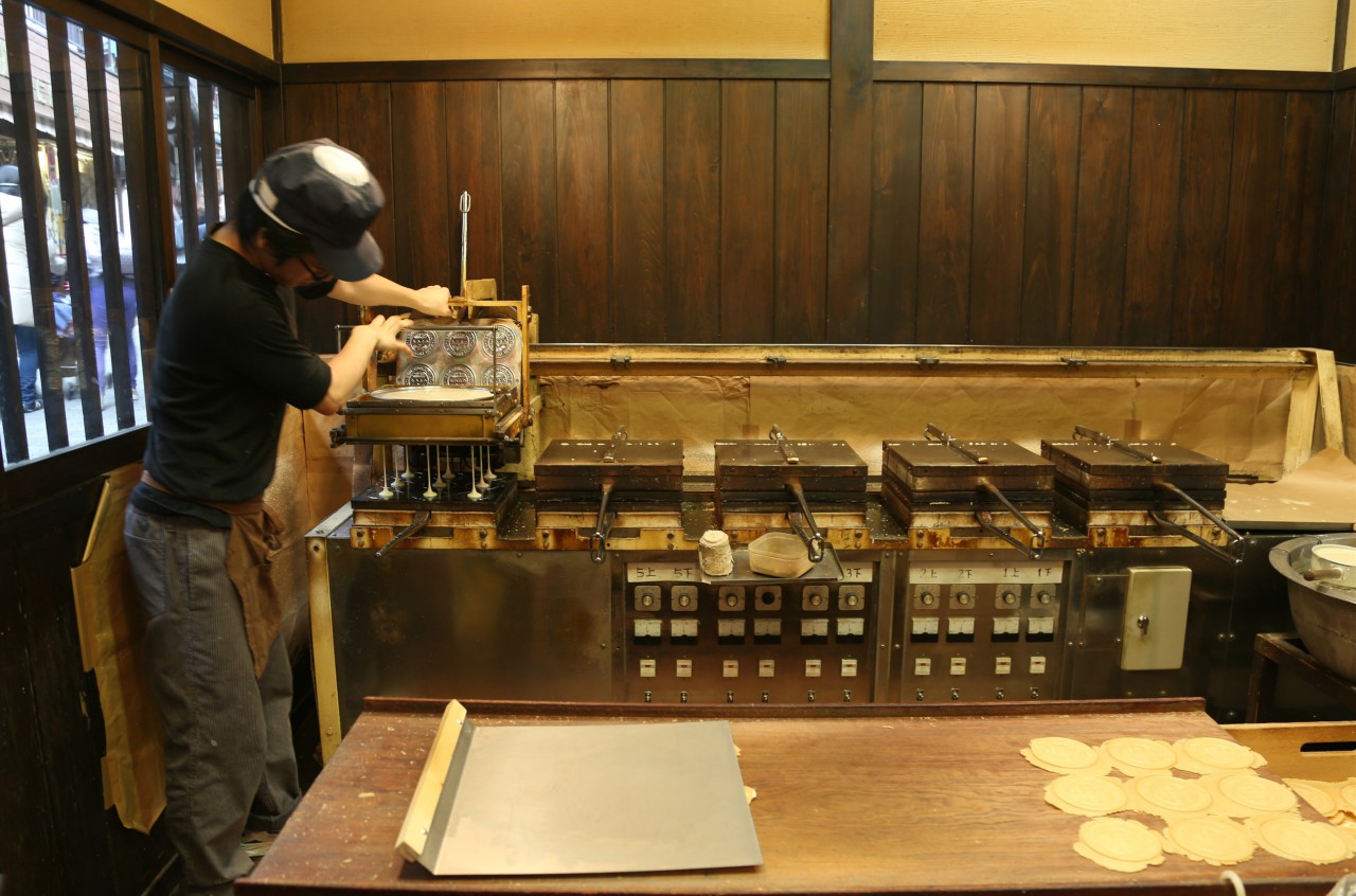 元祖三津森本舗店內可以看到職人即製炭酸煎餅|有馬溫泉必吃美食炭酸煎餅 有馬溫泉一泊二食行程 有馬溫泉必去景點懶人包