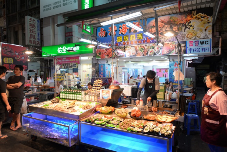 台灣高雄 高雄旅遊 高雄自由行 高雄景點 高雄行程 高雄捷運 高雄夜市 六合夜市