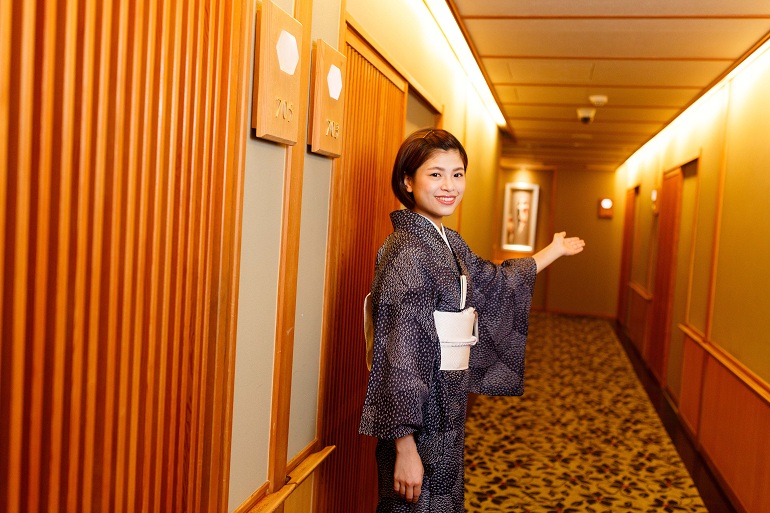 日勝生加賀屋提供貼心管家服務與迎賓抹茶和和菓子,打造如置身日本的住宿體驗。