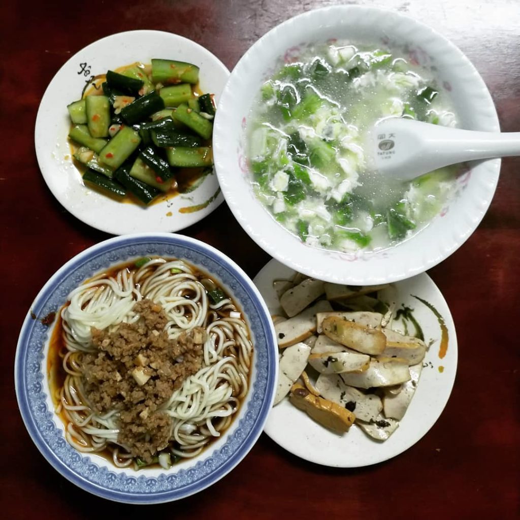 台北永康街美食小店小茅屋位於麗水街的小店，是台北十大最好吃炒飯之一，是永康街美食一日遊必去的小店之一