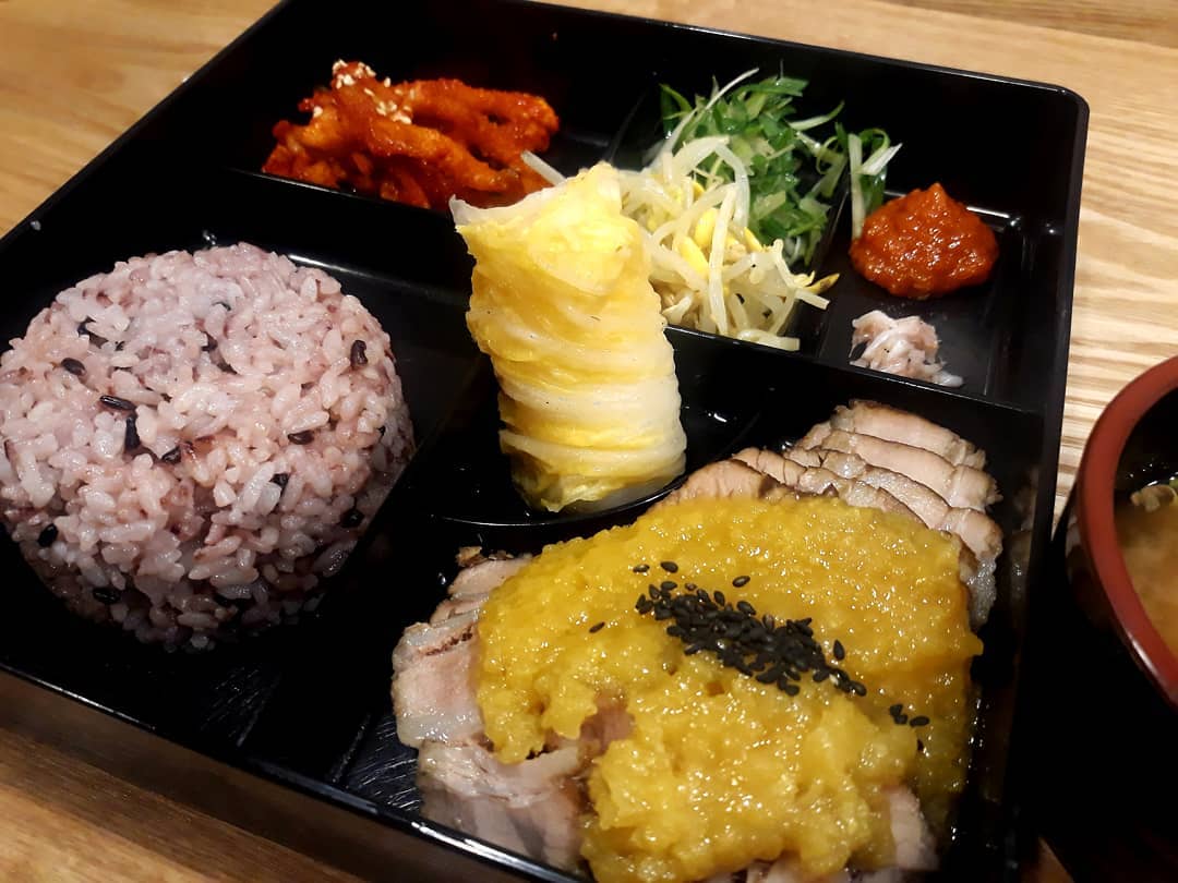 包飯高手 吵架的高手 싸움의 고수 蒜泥菜包肉 菜包肉套餐 弘大美食 弘大必食 弘大 弘大站 弘大入口站 首爾獨遊 首爾獨食 首爾一人食堂 首爾一個人吃飯 首爾 一個人 吃飯 首爾美食 首爾必食 首爾一人餐廳 首爾 一人 餐廳 首爾菜包肉 一個人菜包肉 首爾一個人美食 首爾 便宜 美食 首爾便宜美食 弘大便宜美食 弘大 便宜 美食