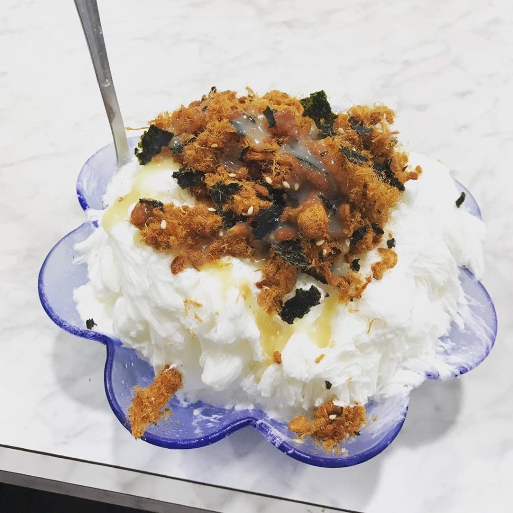 宜蘭羅東必吃甜品「冰雪冷飲部」時常推出新口味，非常獨特的牛奶肉鬆海苔雪花冰你想來一口試看看嗎？