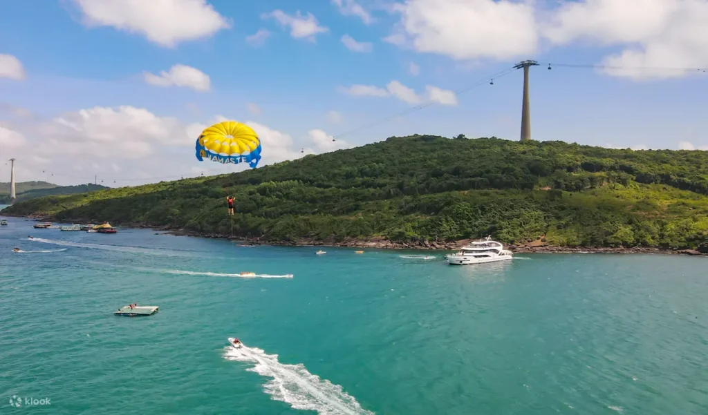 富國島Namaste珊瑚公園提供海底漫步體驗,穿上特製太空人頭盔即可輕鬆探索海底世界,近距離觀賞珊瑚礁和各種海洋生物,享受如畫般的水底美景。