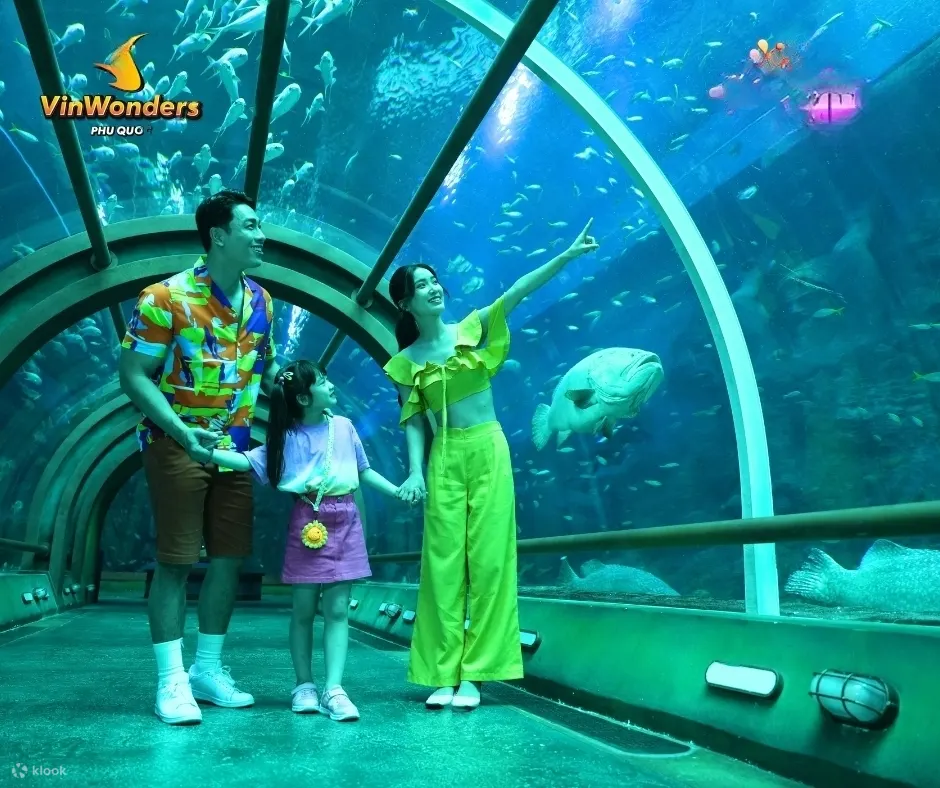 富國島珍珠奇幻樂園以童話城堡為主題,園區分為六大區域,包括歐洲大陸、魔法世界、秘密村莊、海王宮殿、探險世界及龍捲風世界,讓遊客彷彿置身夢幻國度,體驗豐富的水陸遊樂設施。