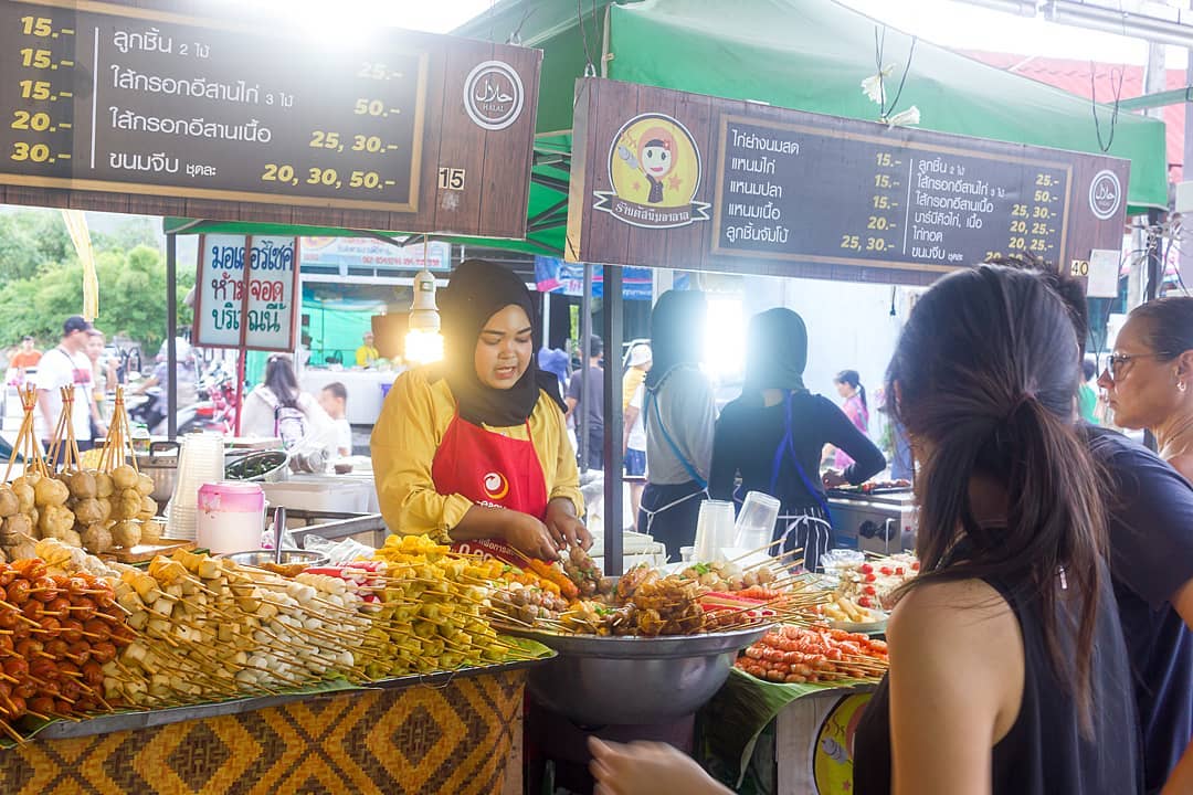 Phuket Weekend Market Chaofa Variety Weekend Market Naka Market 布吉週末夜市 普吉週末夜市 布吉大佛 普吉大佛 大坡夜市 Sunday Walking Street Market Lard Yai 布吉鎮 舊城區 Clock Tower 泰國夜市 泰國自由行 泰國景點 泰國必去 PP島 卡塔海灘 Kata Beach 珊瑚島 攀牙灣 幻多奇樂園 芭東海灘酒吧街 皇帝島 斯米蘭群島海洋公園 普吉大佛 查龍寺 普吉鎮 布吉鎮 布吉大佛 Hanuman World Flying Hanuman 反轉屋 Baan Teelanka 布吉 布吉自由行 布吉景點 普吉 布吉好去處 布吉必去 布吉必去景點 布吉必玩 普吉自由行 布吉 景點 布吉景點推介 布吉島 普吉島 phuket 泰國布吉自由行 泰國布吉 泰國普吉 布吉有咩玩 布吉 夜市 布吉夜市