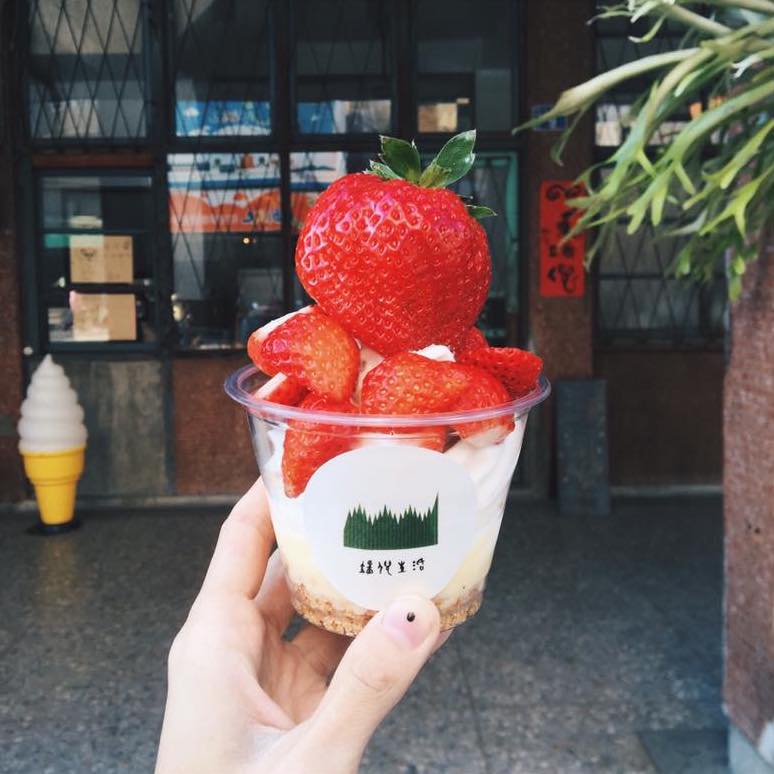 彰化景點端倪生活門口有支霜淇淋擺設除此之外還有各種甜點、餐點、咖啡、飲品，是彰化人閒聊、聚會聖地。