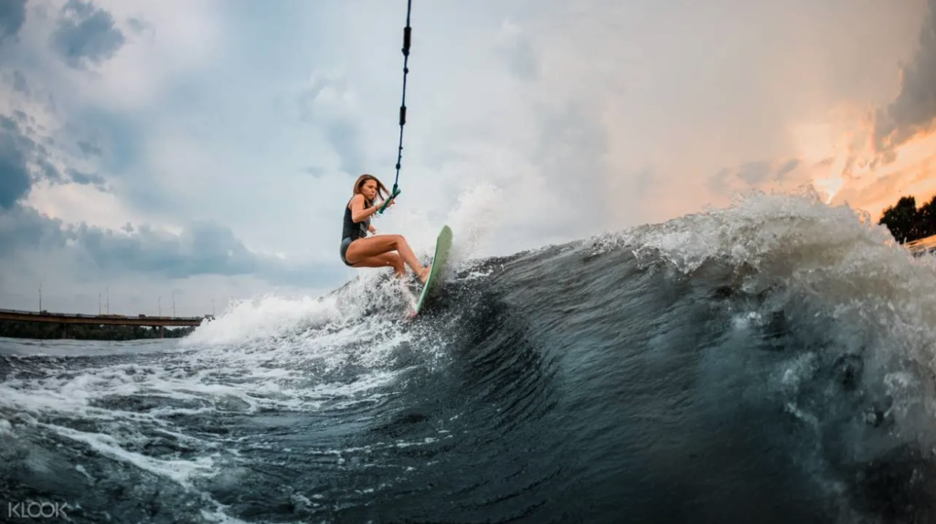  滑水 香港 快艇滑水 花式滑水 Wakeboard hong kong hk 船p 香港好去處 西貢好去處 水上活動 親子好去處 情侶好去處
