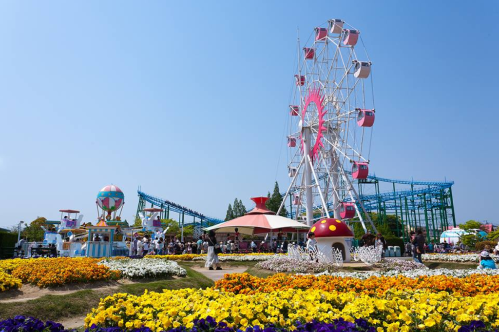 福岡親子遊必到的香椎花園設雲霄飛車、摩天輪、夏季親水樂園、室內室外遊戲場、可愛列車等 20 多項遊樂設施