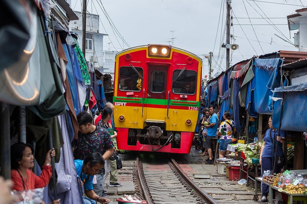 曼谷去華欣景點 曼谷去華欣中途景點 美功鐵道市場（Maeklong Railway Market ตลาดแม่กลอง）