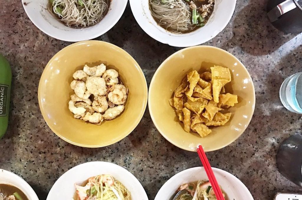 曼谷美食推介食勝利紀念碑船麵必吃Payak船麵,店家還提供乾麵、大碗的湯麵、炸豬皮等小食。