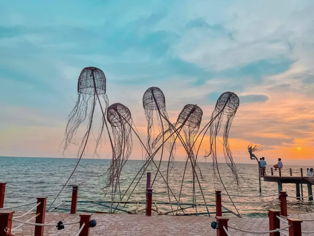 日落沙灘(Sunset Sanato Beach)擁有多個適合拍照的藝術裝置,成為IG熱門打卡地點。