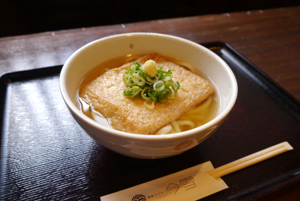 油豆腐烏冬(きつねうどん)(600円)