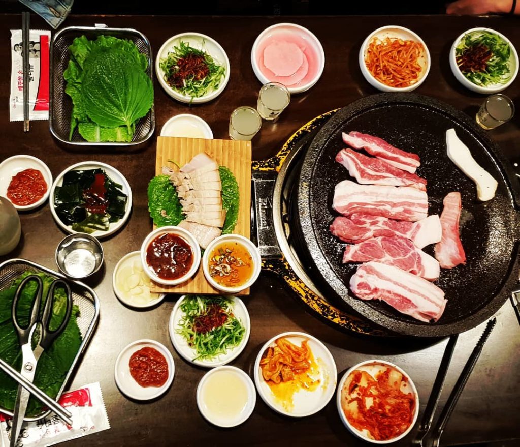 菜板豚 米其林濟州烤肉 濟州美食 濟州黑豬肉一條街的交通 濟州黑豬肉一條街烤肉店推薦 ​濟州燒肉 濟州烤肉 濟州黑豬肉