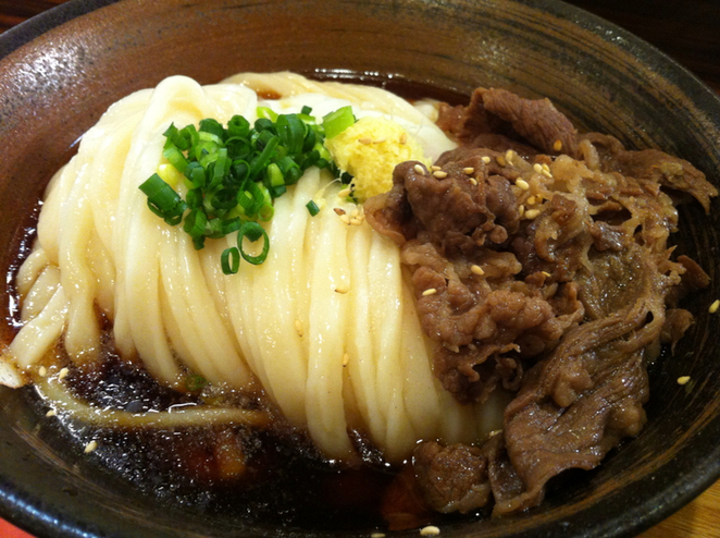 烤肉溫蛋蛋烏冬(肉ぶっかけ温泉玉子のせうどん)(990円)