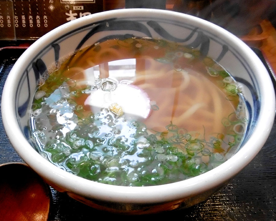 熱生醬油烏冬(あつ生じょうゆ)(650円)