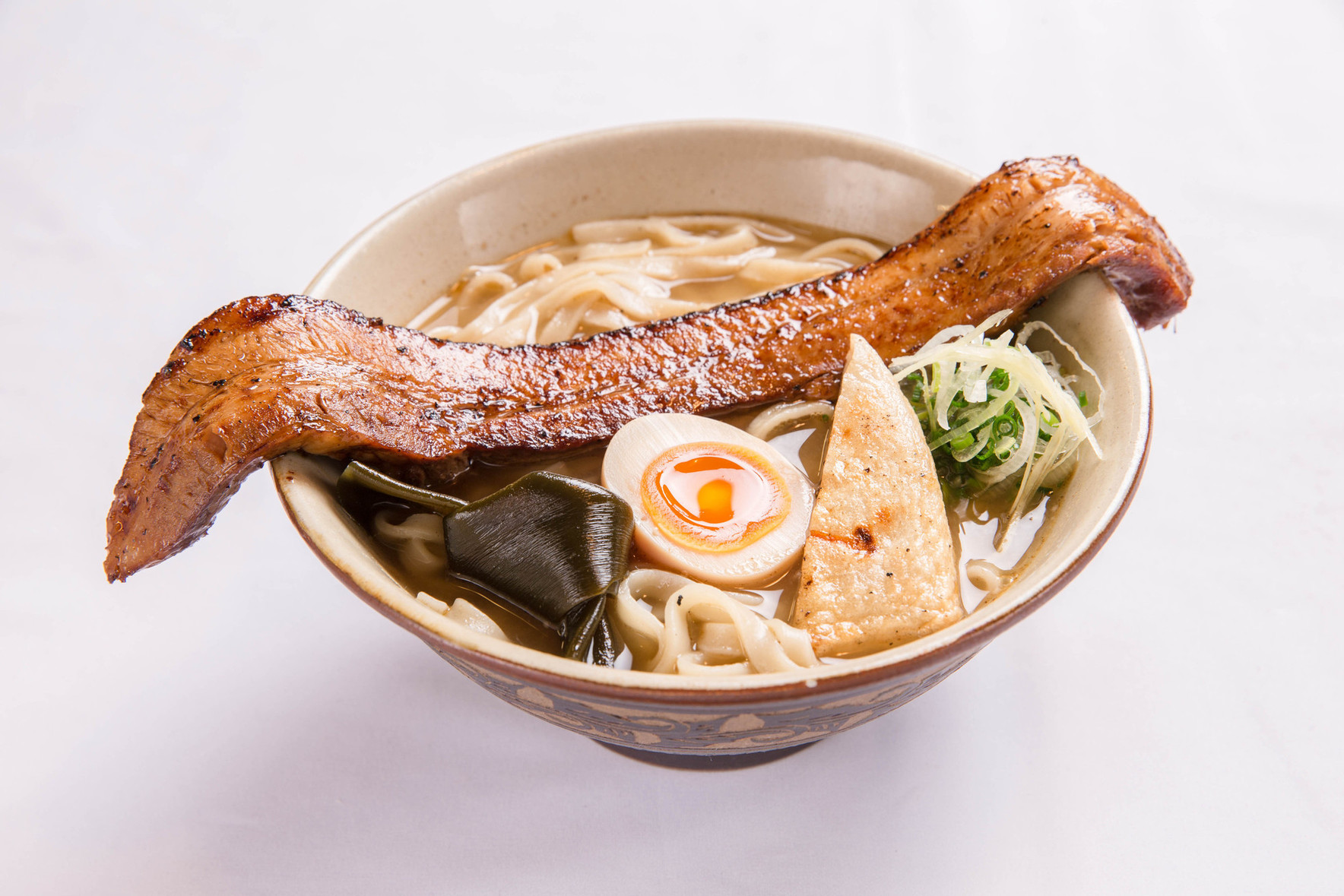【沖繩一天行程】冬日限定！賞鯨魚/櫻花祭/泡溫泉/無敵海景吊床Cafe/懷舊居酒屋 - 島豚家