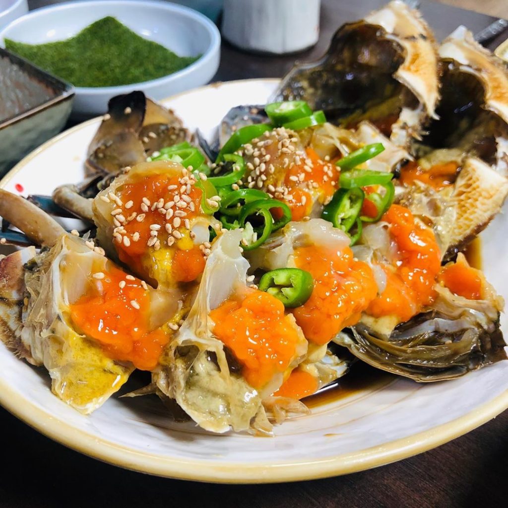 首爾醬油蟹名店真味食堂沒有菜單，專賣醬油蟹，以人數計算，每人一份套餐