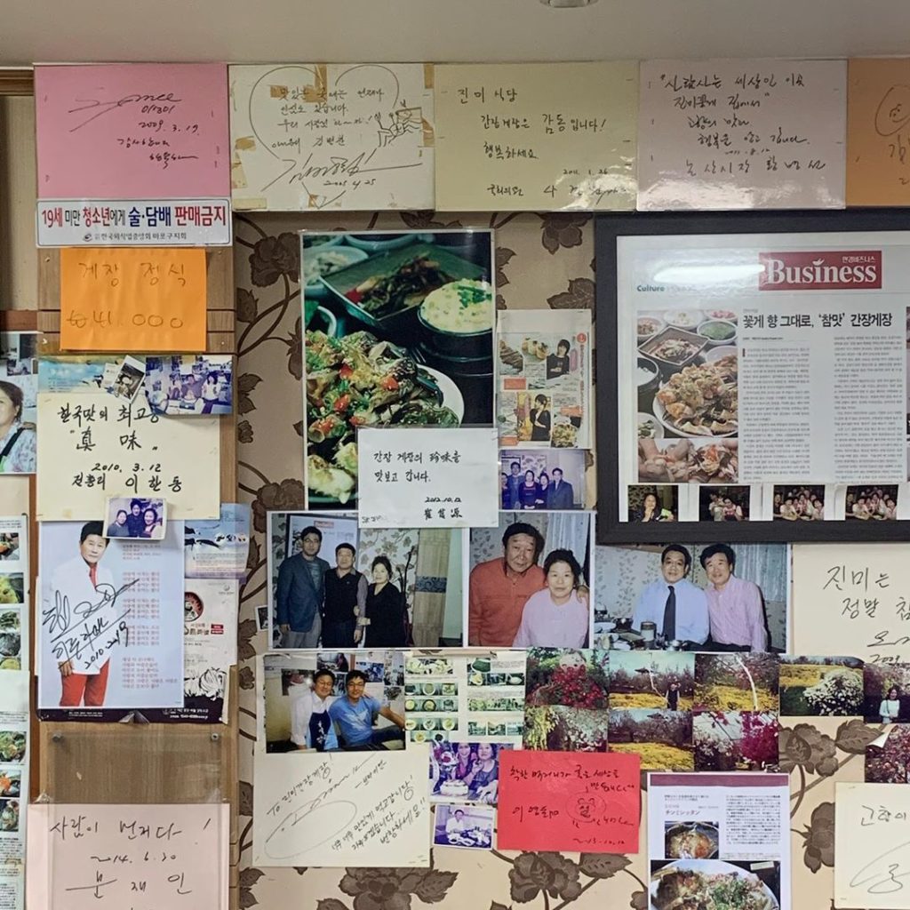真味食堂是首爾在地人的醬油蟹首選，店內也不乏美食家及政客名流的簽名留言